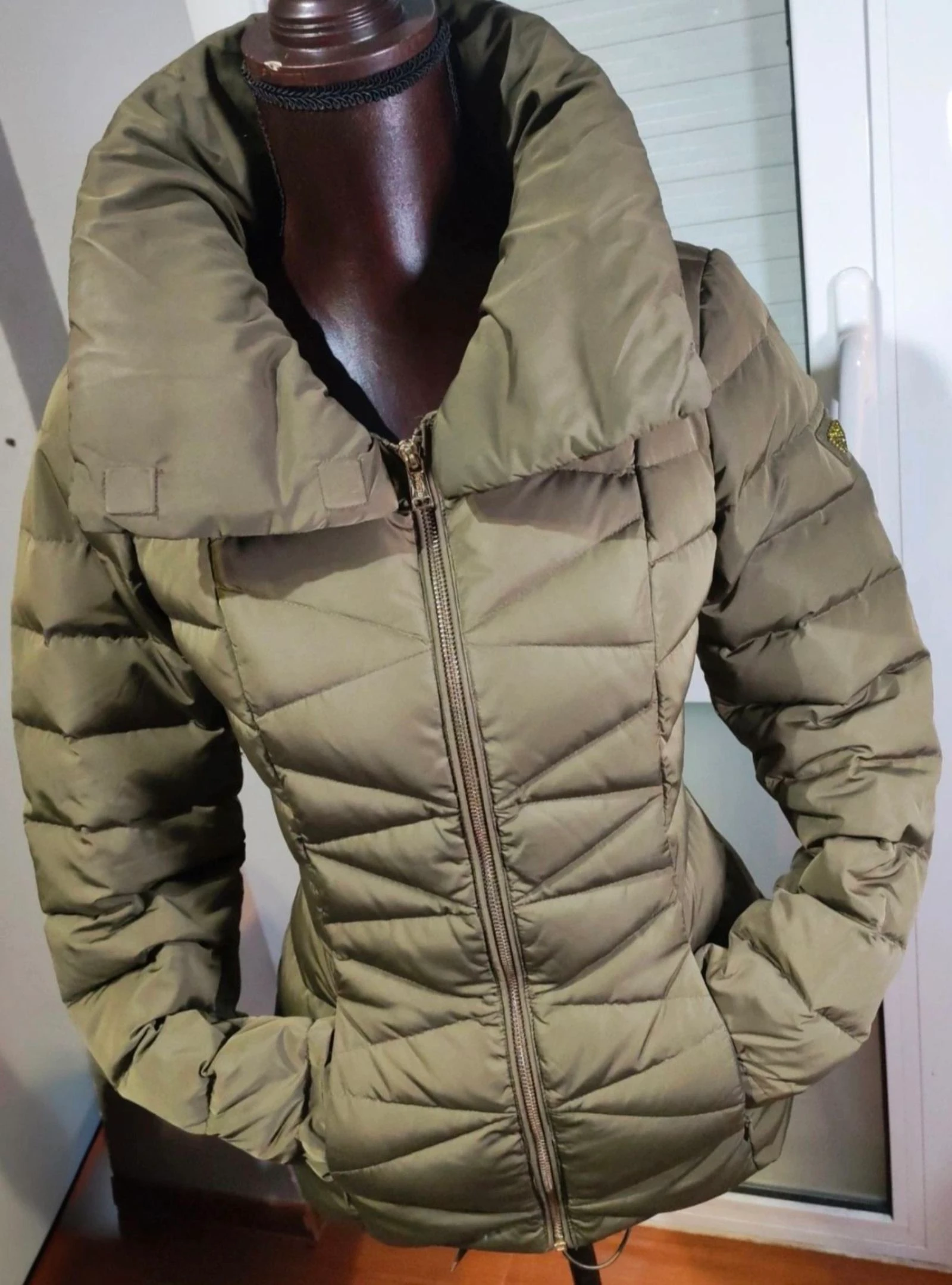 GUESS | Chaqueta acolchada verde oliva – Nueva sin usar – Talla S – photo 3